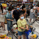 Personas hacen fila para pagar en un supermercado el 2 de agosto de 2021 en Wuhan, provincia de Hubei, China